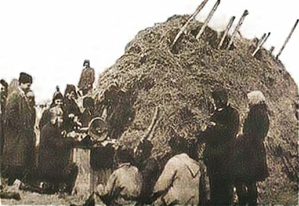 Колхозники слушают радио во время обеденного перерыва на полевых работах 30-е гг. XX в.