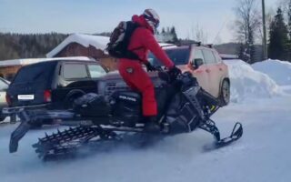 туристы на снегоходах