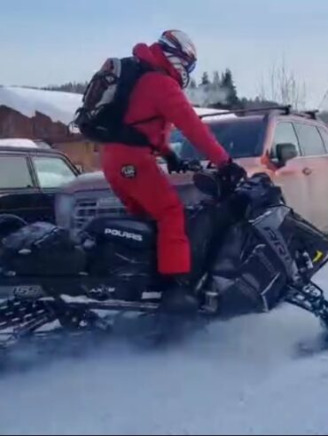 туристы на снегоходах