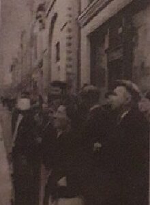 Жители Москвы слушают выступление В. М. Молотова по радио 22 июня 1941 года.